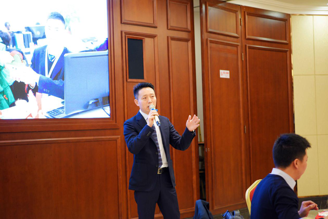 宁圣企业管理集团董事长刘伯党先生组织员工观影聚餐