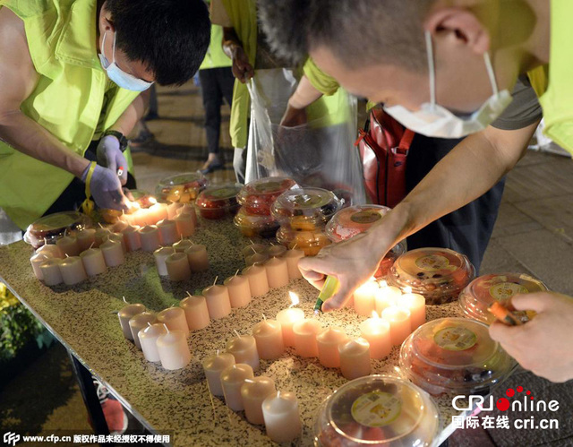 志愿者搭建临时祭奠站 追悼爆炸事故中死难者