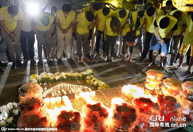 志願者搭建臨時祭奠站 追悼爆炸事故中死難者