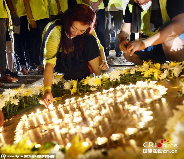 志願者搭建臨時祭奠站 追悼爆炸事故中死難者