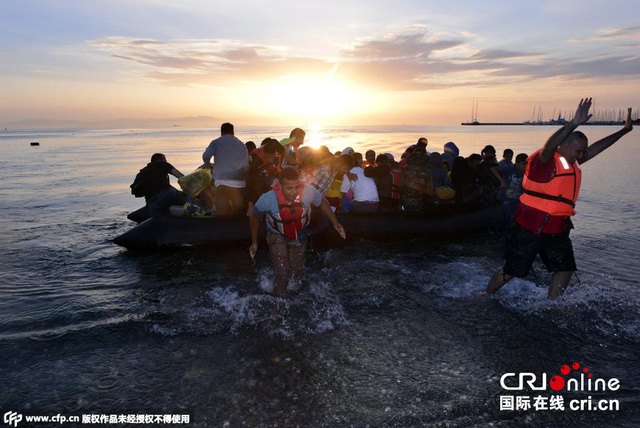 移民持續涌入希臘科斯島 排隊登記起衝突