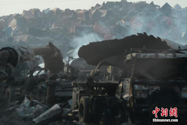 直擊天津港爆炸核心現場 警車消防車已成廢鐵