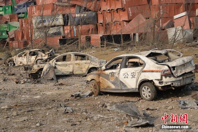 直擊天津港爆炸核心現場 警車消防車已成廢鐵