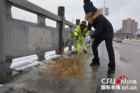 景德镇市浮梁县环卫和供水公司共抗冰雪为群众