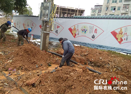 景德镇市浮梁县环卫和供水公司共抗冰雪为群众