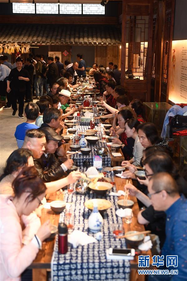 浙江桐庐：畲家“十大碗”宴宾客