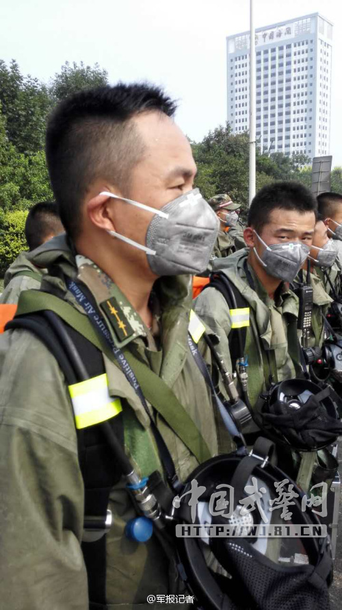 百余名防化兵拉网式搜检天津港爆炸核心区