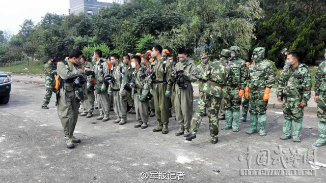 百余名防化兵拉网式搜检天津港爆炸核心区