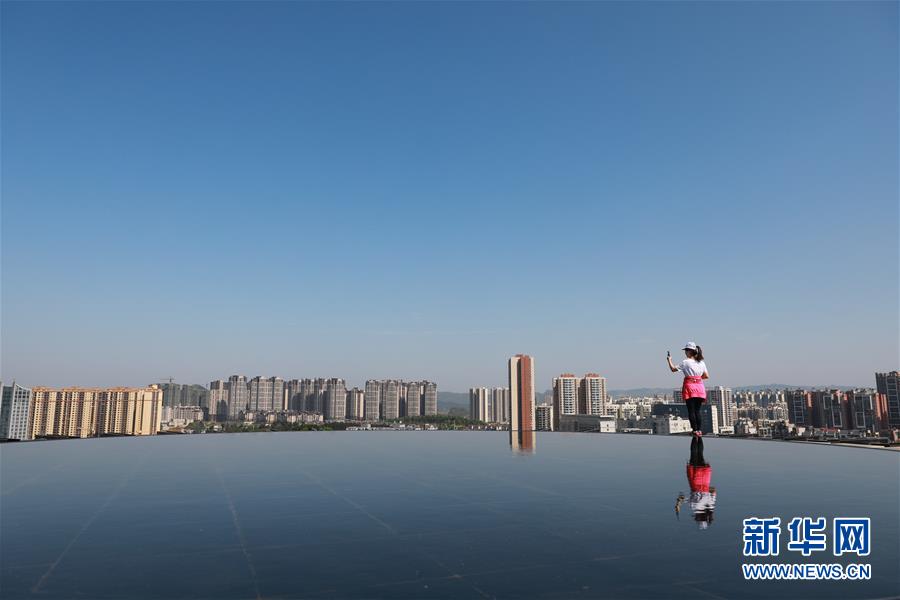 贵阳：“天空之镜”引客来