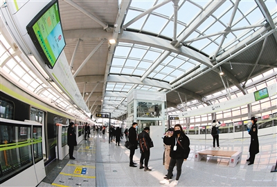 地铁5号线穿隧道走高架  见证西安绿色新风貌