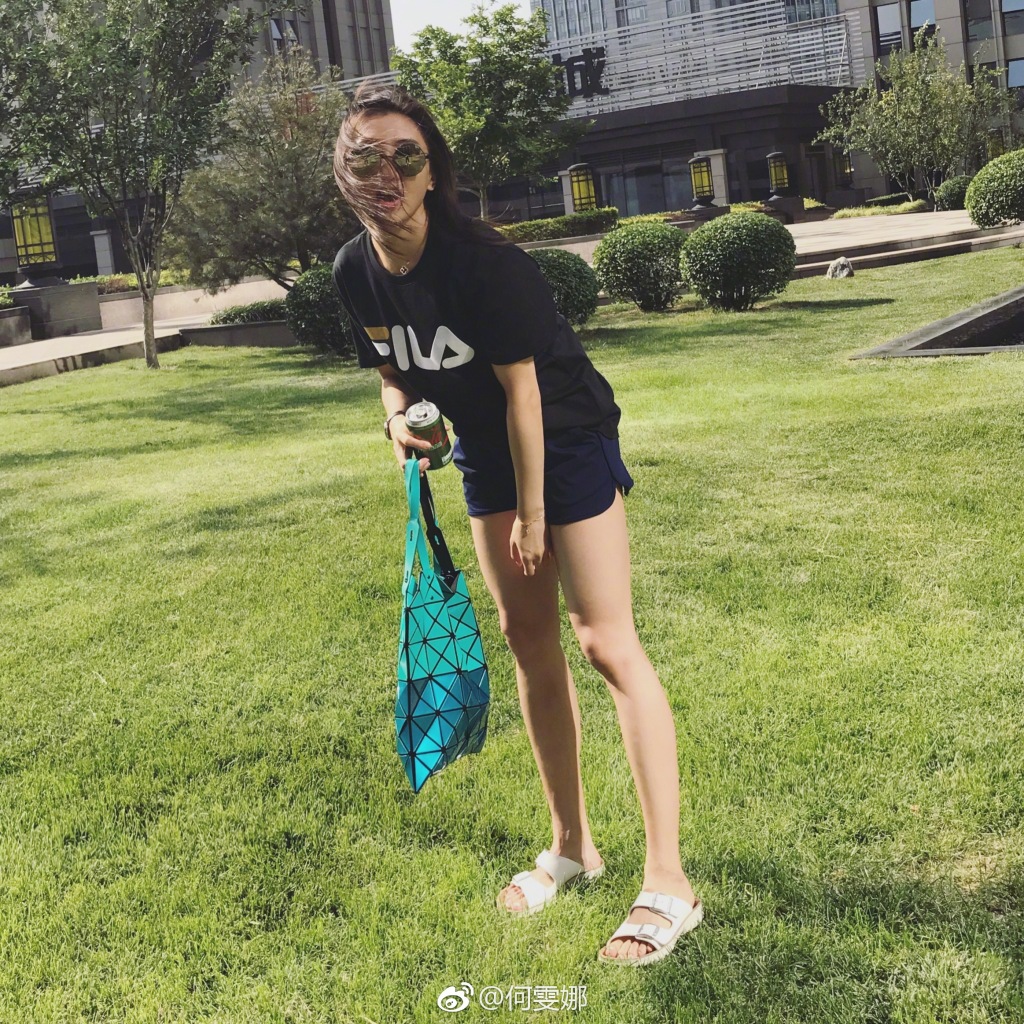 28岁何雯娜退役私照曝光 颜美腿长!