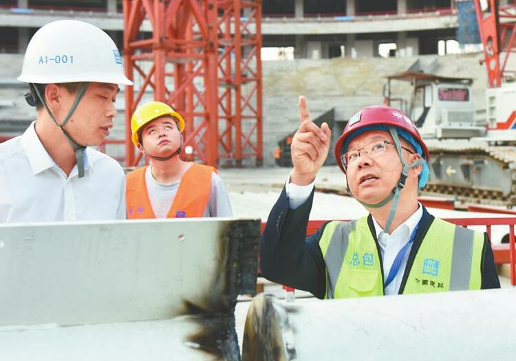 中建八局凤凰山体育公园项目指挥长苗良田机器的轰鸣