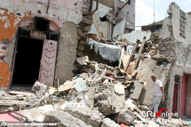 沙特聯軍空襲也門首都 卡車遭襲致食用油桶落滿地