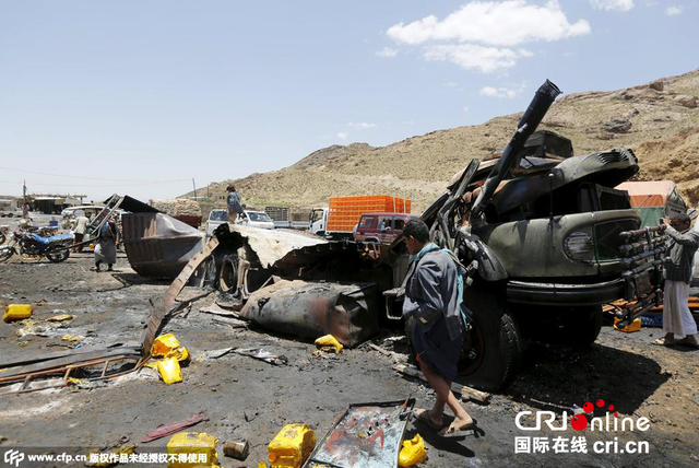 沙特聯軍空襲也門首都 卡車遭襲致食用油桶落滿地