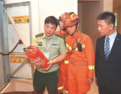 （平安江苏图文）南京市公安消防局对轮滑世锦赛场馆进行巡查