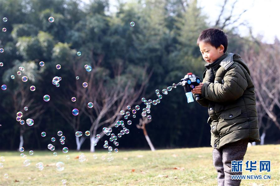 2月5日,一名小朋友在安徽淮北市相山公园吹泡泡.