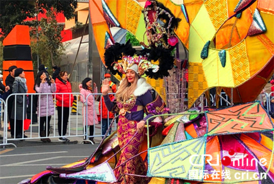 西安高新区庆祝新年 西班牙花车巡游嗨翻全城