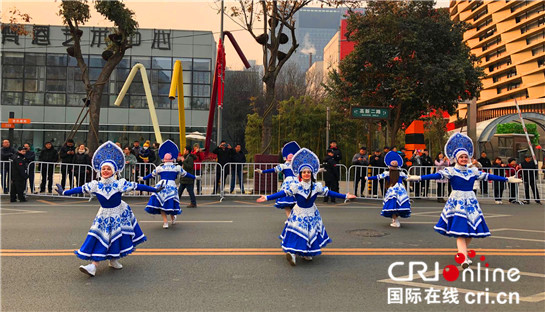 西安高新区庆祝新年 西班牙花车巡游嗨翻全城