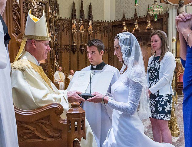 美国女教师嫁给耶稣承诺终生禁欲