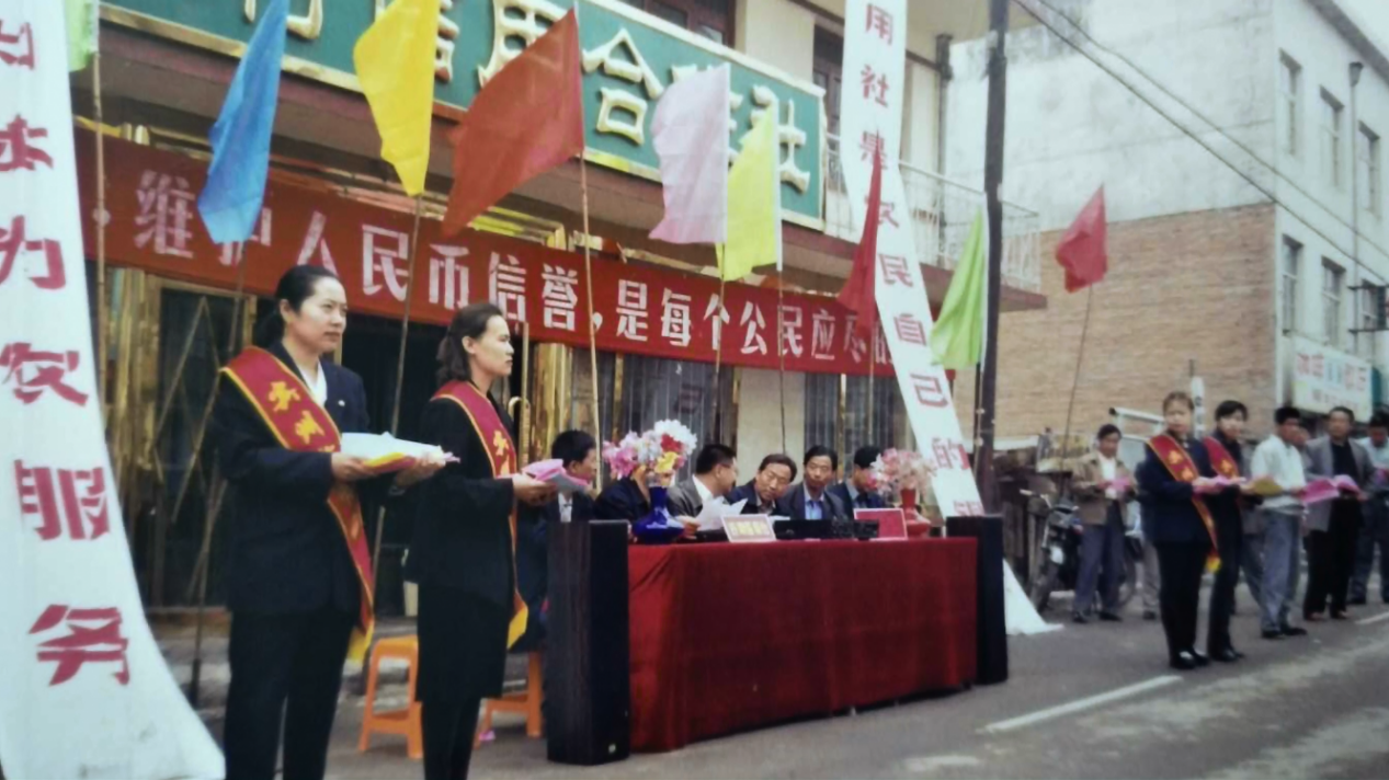 滴水藏海 感动农信｜郭丽红：厅堂“全能手” 客户“知心人”