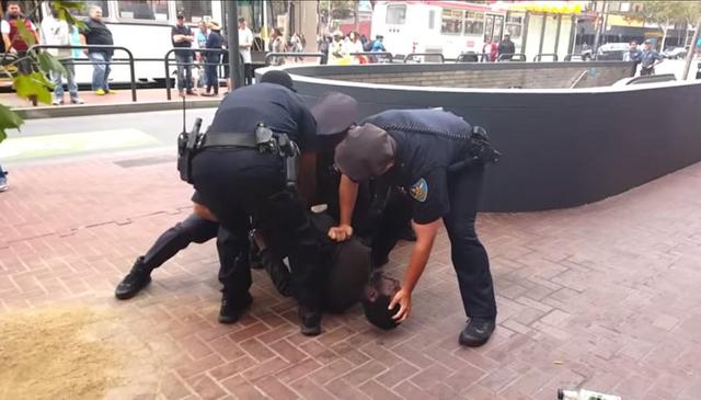 旧金山警察错把假肢当武器 将无辜残疾男子压倒在地
