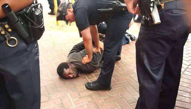 旧金山警察错把假肢当武器 将无辜残疾男子压倒在地