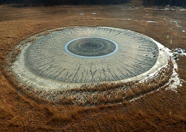 实拍俄罗斯泥火山壮观景象 如巨大人类眼球
