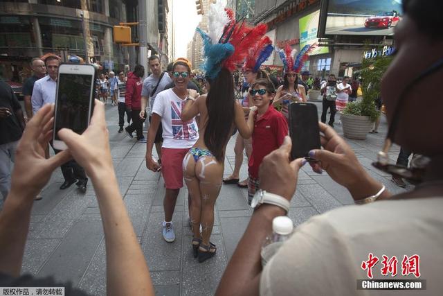 纽约时代广场彩绘裸女“横行” 市长承诺将整顿
