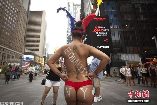 纽约时代广场彩绘裸女“横行” 市长承诺将整顿