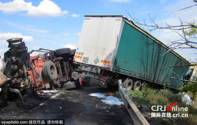 俄罗斯高速发生4车相撞事故致2死8伤