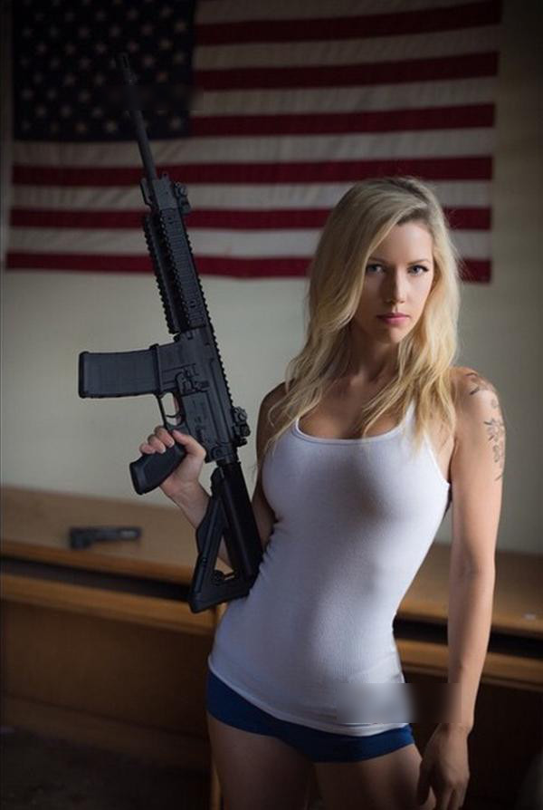美国网友晒老婆 女人玩枪既性感又美艳