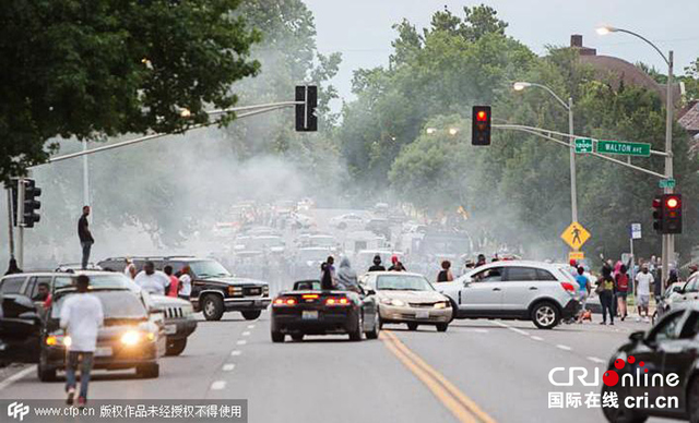 美國密蘇裏州警察射殺涉毒黑人嫌犯引發抗議