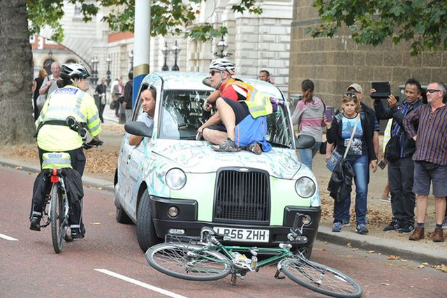 倫敦男子站計程車頂與司機對罵 致整條街道被封鎖