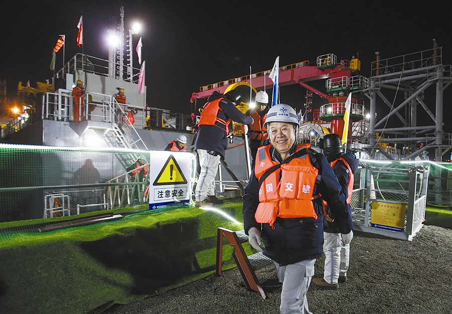 大连湾海底隧道首节沉管与北岸暗埋段精准“牵手”