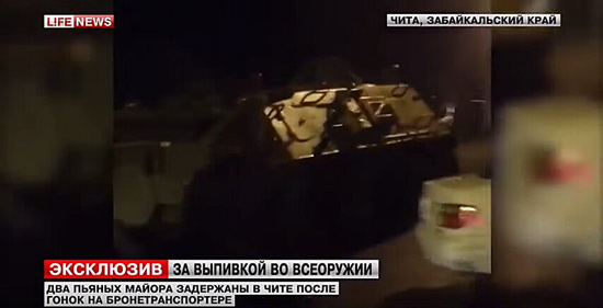 俄罗斯醉酒士兵将装甲车开上大马路