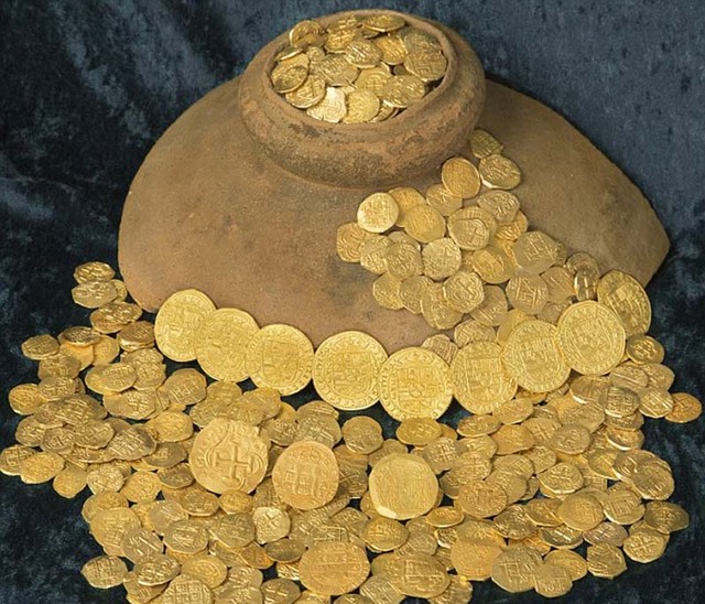 美寻宝者发现300年前沉船宝藏 金币闪闪发亮