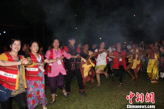 台湾参访团海南保亭槟榔谷参加篝火晚会度“七夕”