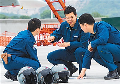 中國(guó)空軍演兵西太平洋 三次飛越第一島鏈