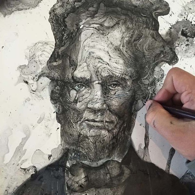 加拿大畫家紙上潑墨 混沌中創造精美作品 加拿大畫家紙上潑墨 混沌中創造精美作品