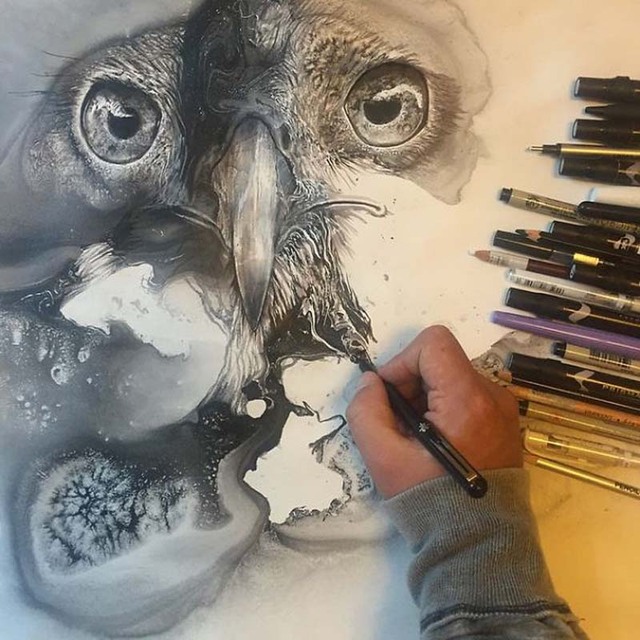 加拿大畫家紙上潑墨 混沌中創造精美作品 加拿大畫家紙上潑墨 混沌中創造精美作品