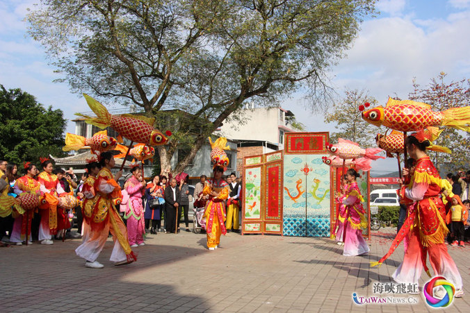 客家民俗闹新春—鲤鱼灯舞表演在广东梅州大埔举行