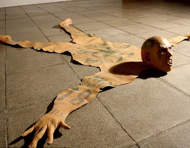 墨西哥艺术家制作恐怖"人皮地毯" 呼吁抵制暴力