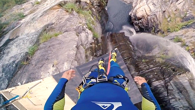 巴西男子跳下58米高瀑布破纪录