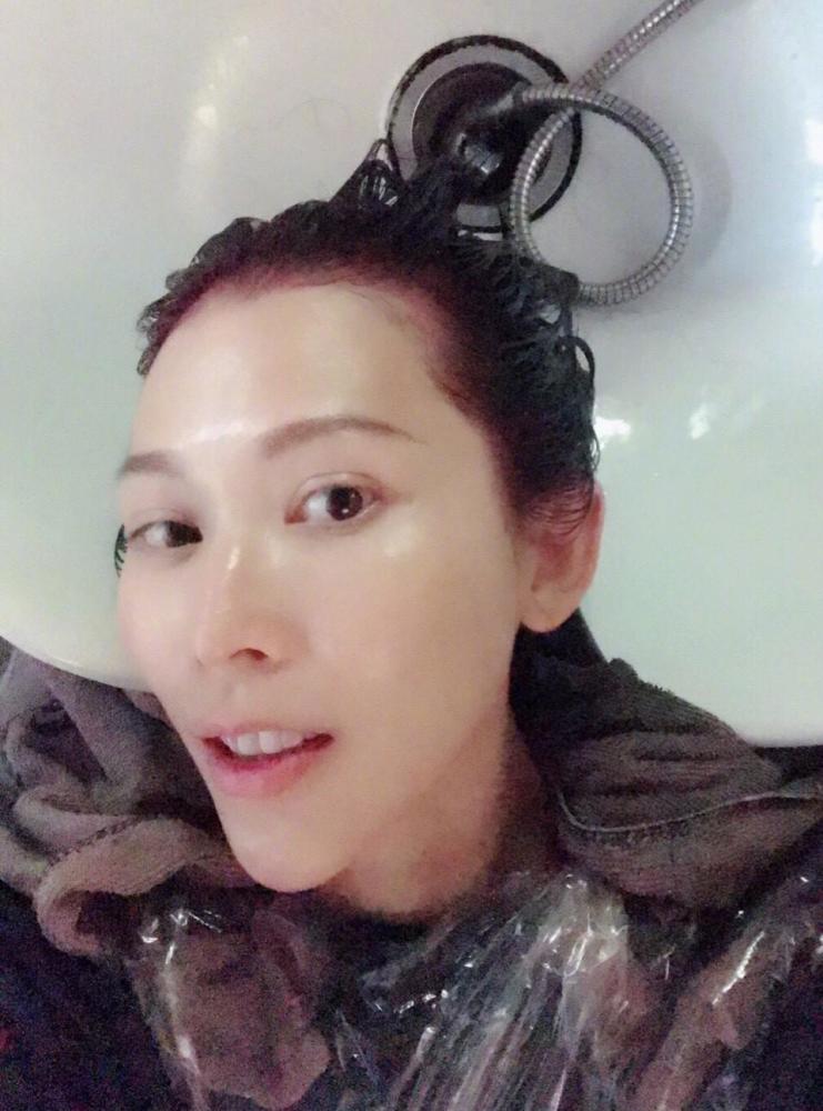 蔡少芬晒素颜照变锥子脸 网友：割双眼皮了？