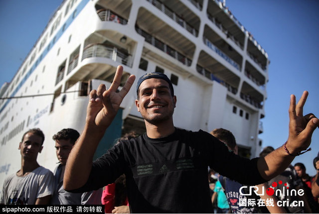 2500名移民抵達希臘港口 雙手比"V"慶祝