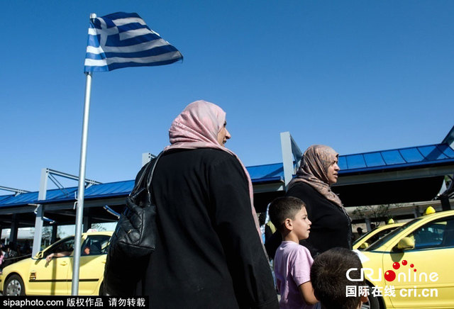 2500名移民抵达希腊港口 双手比"V"庆祝