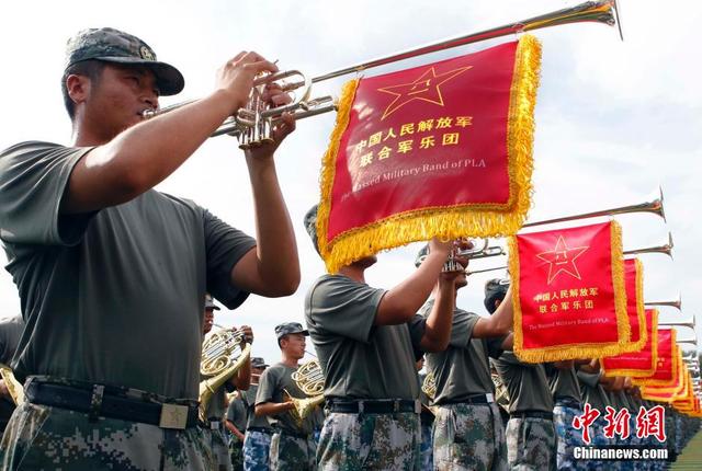 探訪閱兵基地 女兵持槍練隊英姿颯爽