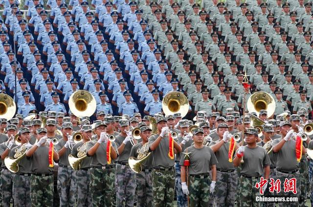 探訪閱兵基地 女兵持槍練隊英姿颯爽