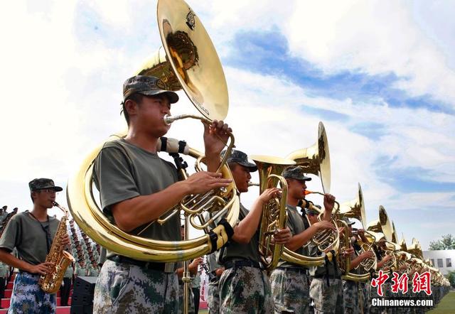 探訪閱兵基地 女兵持槍練隊英姿颯爽