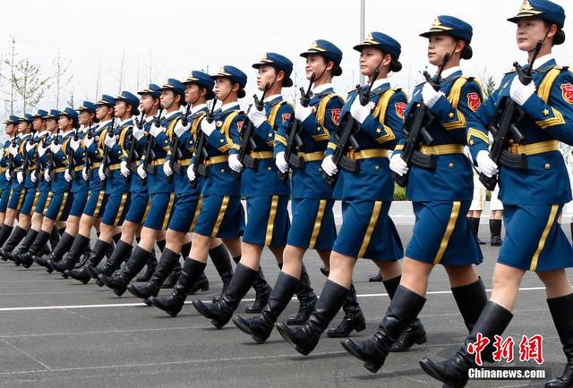 探訪閱兵基地 女兵持槍練隊英姿颯爽